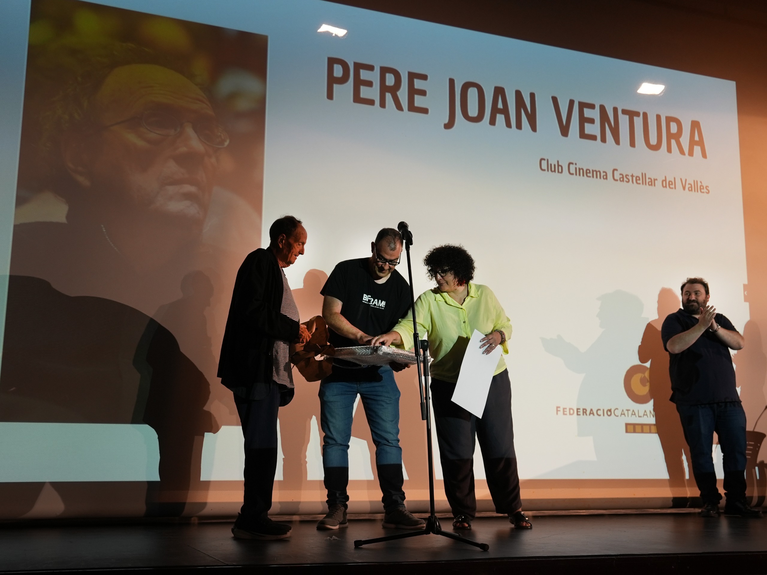 Entrega del reconeixement de la FCC al cineasta castellarenc Pere Joan Ventura. || CEDIDA