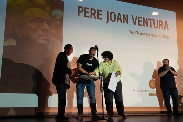 Entrega del reconeixement de la FCC al cineasta castellarenc Pere Joan Ventura. || CEDIDA