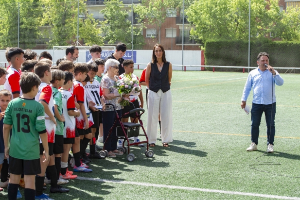 Fina Moré va rebre un ram de flors de la mà de l'alcaldessa Yolanda Rivera.