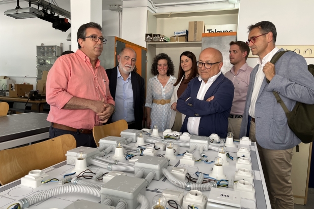 El Secretari de la Formació Professional del departament d'Educació, Francesc Roca, durant la visita a l'Institut Santa Eulàlia de Terrassa