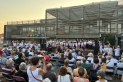 Moment final del recital amb totes les corals interpretant 'Ningú no comprèn ningú' de Xesco Boix | Oriol Ferran