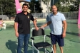 Dani Ruz, director del Futbol Sala Castellar, amb Marc Górriz, titular del bar de La Balena amb la cadira adaptada
