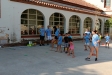 Infants participants al Casal Xispis al pati de l’escola Emili Carles-Tolrà