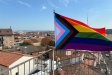 La bandera LGTBIQA+ onejant a l'acte institucional | Oriol Ferran
