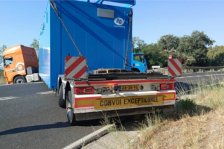 El camió que va quedar travessat dilluns a la carretera  C-1415