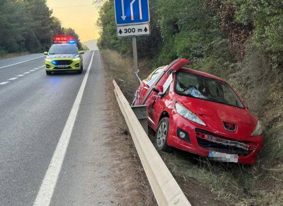 El vehicle accidentat a l'entrada de la Torre Turull