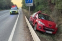 El vehicle accidentat a l'entrada de la Torre Turull