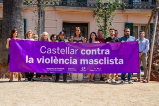 Membres de l'equip de govern i treballadors de l'Ajuntament de Castellar mostren el seu rebuig pel feminicidi.