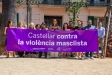 Membres de l'equip de govern i treballadors de l'Ajuntament de Castellar mostren el seu rebuig pel feminicidi.