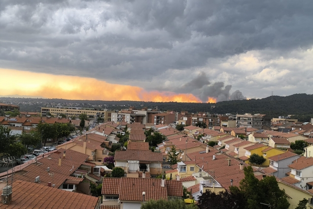 Imatge de l'incendi des d'una terrassa del carrer Prat de la Riba. Des de diversos punts de Castellar es pot divisar el fum