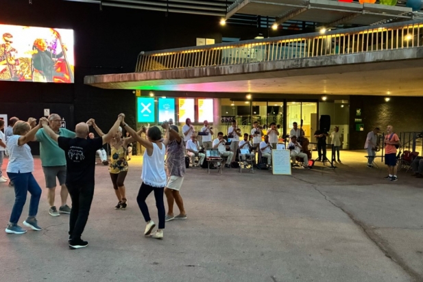 Una sardana durant el concert del grup la Cobla La Principal de la Bisbal | Oriol Ferran