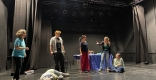 Assaig de l’obra ‘La última cena’ del grup de teatre de l’AFA de l’INS Castellar’, que s’estrena dissabte. ||  CEDIDA