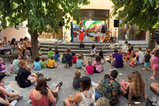 Els infants i les famílies durant la festa de cloenda a la ludoteca | Oriol Ferran