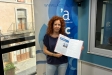 L’editora de Cruïlla, Maite Vílchez, mostrant el quadern amb la notícia de L’Actual