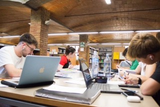 Estudiants castellarencs a la biblioteca Municipal Antoni Tort