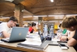 Estudiants castellarencs estudiant per les PAU a la biblioteca Antoni Tort.