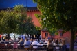 Els veïns i veïnes de Can Font celebrant el sopar de càtering dissabte a la plaça de Can Font