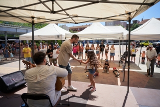 Dani Blanco ha convidat el públic a pujar a l'escenari de la plaça d'El Mirador durant el vermut musical de Vilabarrakes