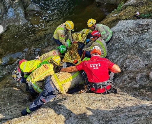 Moment del rescat de la noia accidentada als Estrets de Castellar