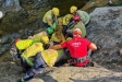 Moment del rescat de la noia accidentada als Estrets de Castellar
