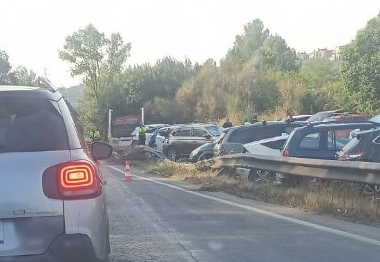 Els diferents cotxes accidentats a l'aparcament del Punt Blau amb el camió al fons