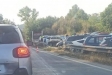 Els diferents cotxes accidentats a l'aparcament del Punt Blau amb el camió al fons