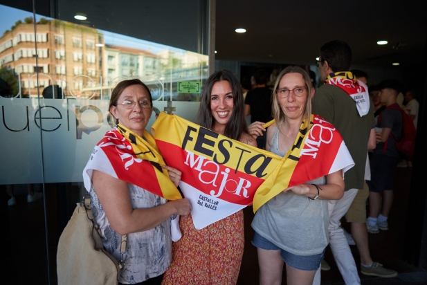 Les primeres unitats del mocador es van repartir a l'acte de presentació de la Festa Major | Quim Pasqual