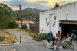 El grup de veïns del carrer del Pont prenent la fresca | O.Ferran