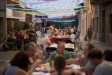 Els veïns durant el sopar al carrer de dissabte |Q.Pascual