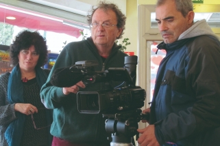 Pere Joan Ventura durant el rodatge de 'No estamos solos' (2014). A l'esquerra, la seva companya també directora documental i periodista Georgina Cisquella