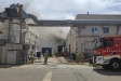 Els bombers actuant en el foc del magatzem de ferralla