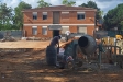 Un operari treballant dijous al matí en les obres de l'IE Sant Esteve