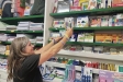 Carme Mas a la Llibreria Vallès amb alguns dels productes més venuts durant aquest setembre. || a. san andrés