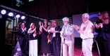 Moment en que l'alcaldessa de Castellar entrega la Medalla de la Vila | Q.Pascual