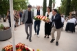 Moment de l’ofrena floral institucional sota la senyera de la plaça Catalunya. D’esquerra a dreta, Joan Creus (Som de Castellar-PSC), Joan Juni (Junts), Yolanda Rivera (alcaldessa) i Miki Vilnaova (Ara Toca) . || Q. Pascual