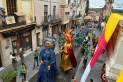 Un moment del Seguici Popular en el moment de passar pel carrer Major || O. Ferran