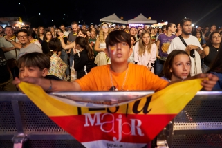 Públic a primera fila en el concert del grup Estopaos, la nit de diumenge a Vilabarrakes || Q. Pascual