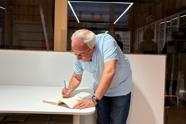 Asensio signant exemplars del llibre al finalitzar l'acte | O.Ferran