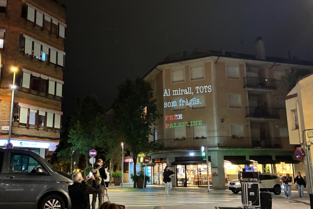 El 'mapping' acabava amb el lema "Al mirall, tots som fràgils" | O.Ferran