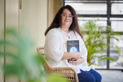 Mireia Rabat amb el seu primer llibre 'Florecer de nuevo' | Q.Pascual