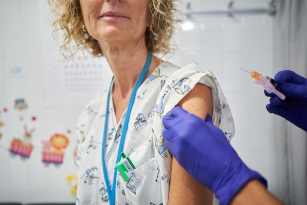 Una sanitària rebent la vacuna dimarts passat