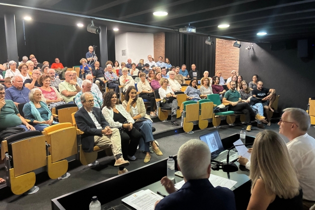 Desenes de persones han assistit a la presentació del llibre | O.Ferran