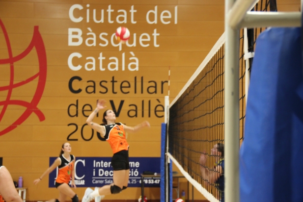 Una jugadora castellarenca atacant al primer partit de lliga | O.Ferran