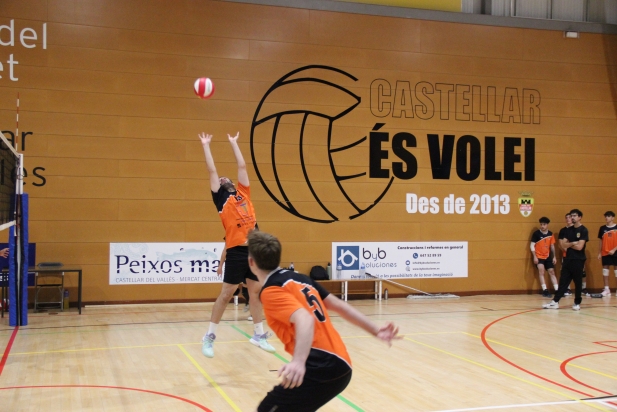 El col·locador castellarenc repartint joc | O.Ferran