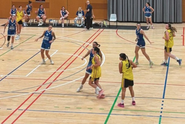 El femení enfront del Bàsquet Neus. || CBC