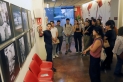 Cesc Benavent Llinares, a la inauguració de l'exposició 'A l’altra banda del riu' de fotografies del seu avi, Ramon Llinares. || CEDIDA