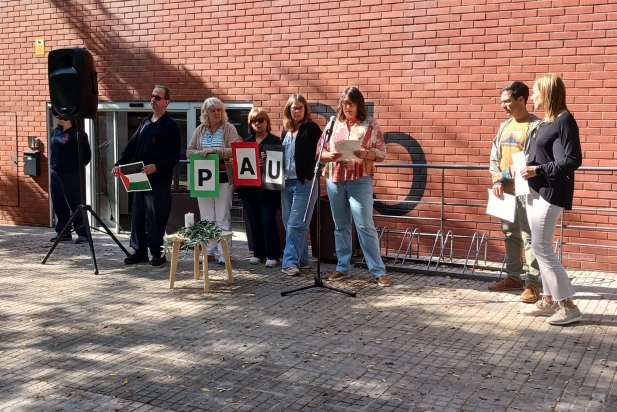 Moment de la lectura del manifest a l'Espai Tolrà