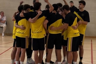 Pinya del masculí a Santa Coloma després de la derrota | @CBCastellar