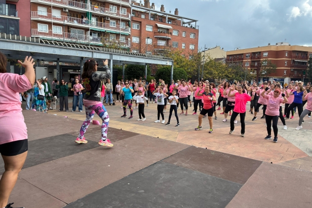 El color rosa ha omplert la plaça d'El Mirador | O.Ferran