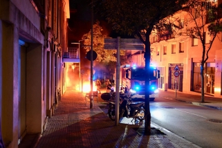 Contenidors cremant al carrer Passeig, dissabte a mitjanit. || Alberto Mitjans